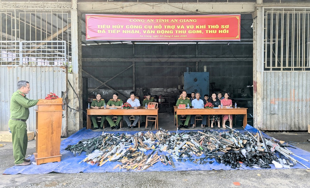 Tiêu hủy vũ khí thô sơ tại An Giang góp phần đảm bảo an ninh trật tự - Ảnh 1.