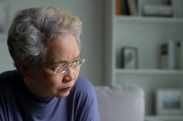 Lên thành phố chữa bệnh nên phải ở nhờ nhà con gái, tôi không ngờ con rể lại có những biểu hiện khiến tôi muốn dọn lên ở hẳn- Ảnh 1.