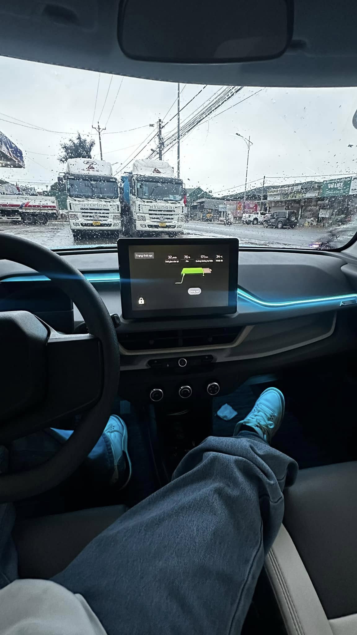 Tậu VinFast VF 3 dù đã có Ranger Raptor và Territory, 2 influencer ngành thời trang chia sẻ: ‘Lái bốc, dính ghế, định nghĩa cho phong cách gen Z’ - Ảnh 5.