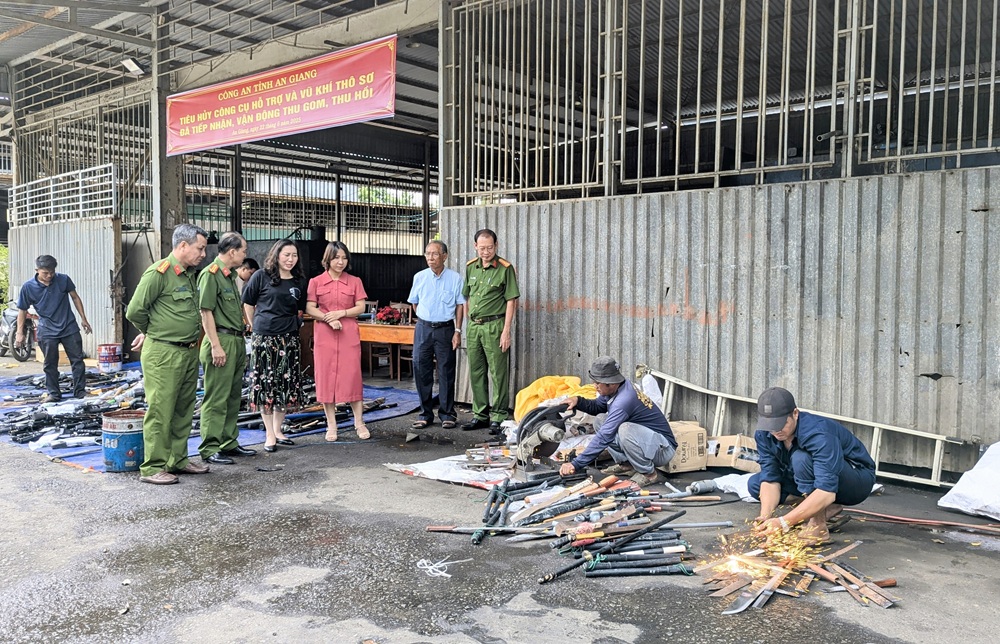 Tiêu hủy vũ khí thô sơ tại An Giang góp phần đảm bảo an ninh trật tự - Ảnh 5.