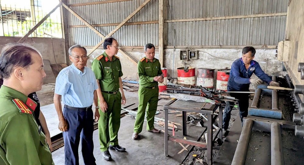 Tiêu hủy vũ khí thô sơ tại An Giang góp phần đảm bảo an ninh trật tự - Ảnh 6.