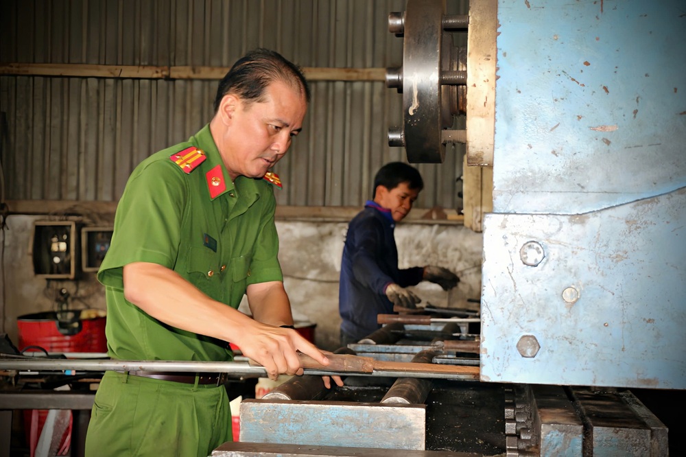 Tiêu hủy vũ khí thô sơ tại An Giang góp phần đảm bảo an ninh trật tự - Ảnh 7.