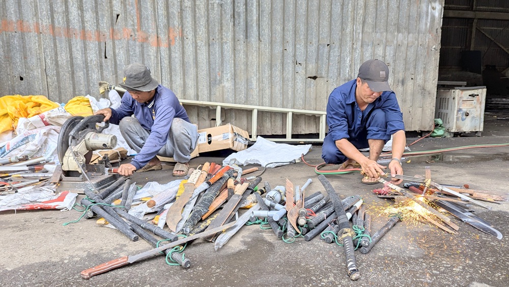 Tiêu hủy vũ khí thô sơ tại An Giang góp phần đảm bảo an ninh trật tự - Ảnh 8.