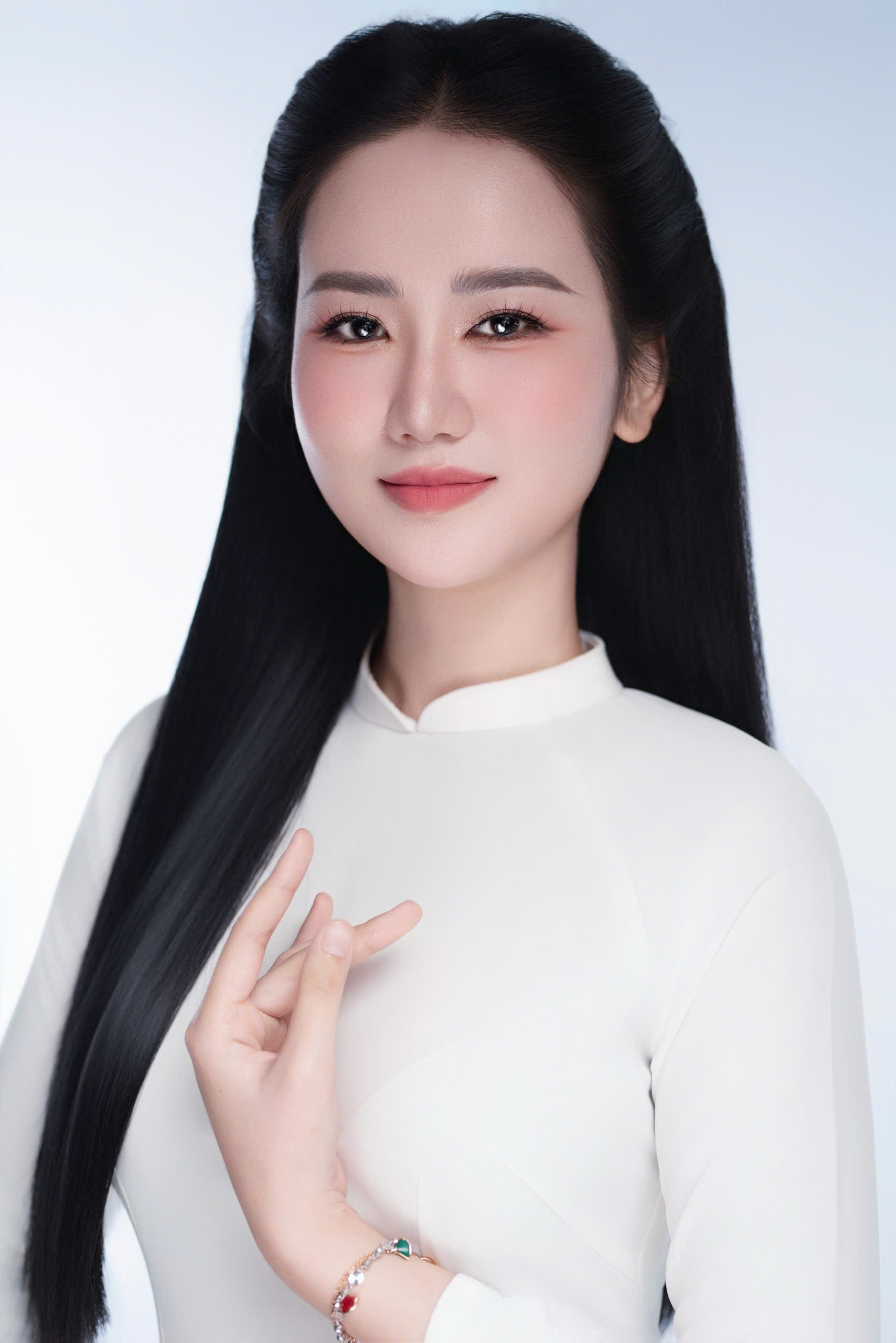 Thí sinh Miss Earth Vietnam 2025 Trần Thị Uyên: “Em đi thi một phần cũng là vì mẹ” - Ảnh 1.