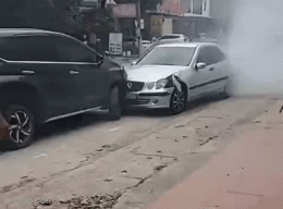 Chở theo con gái, tài xế Mercedes vẫn dừng xe bên đường 'chơi ma túy' rồi tông vào loạt ô tô - Ảnh 1.