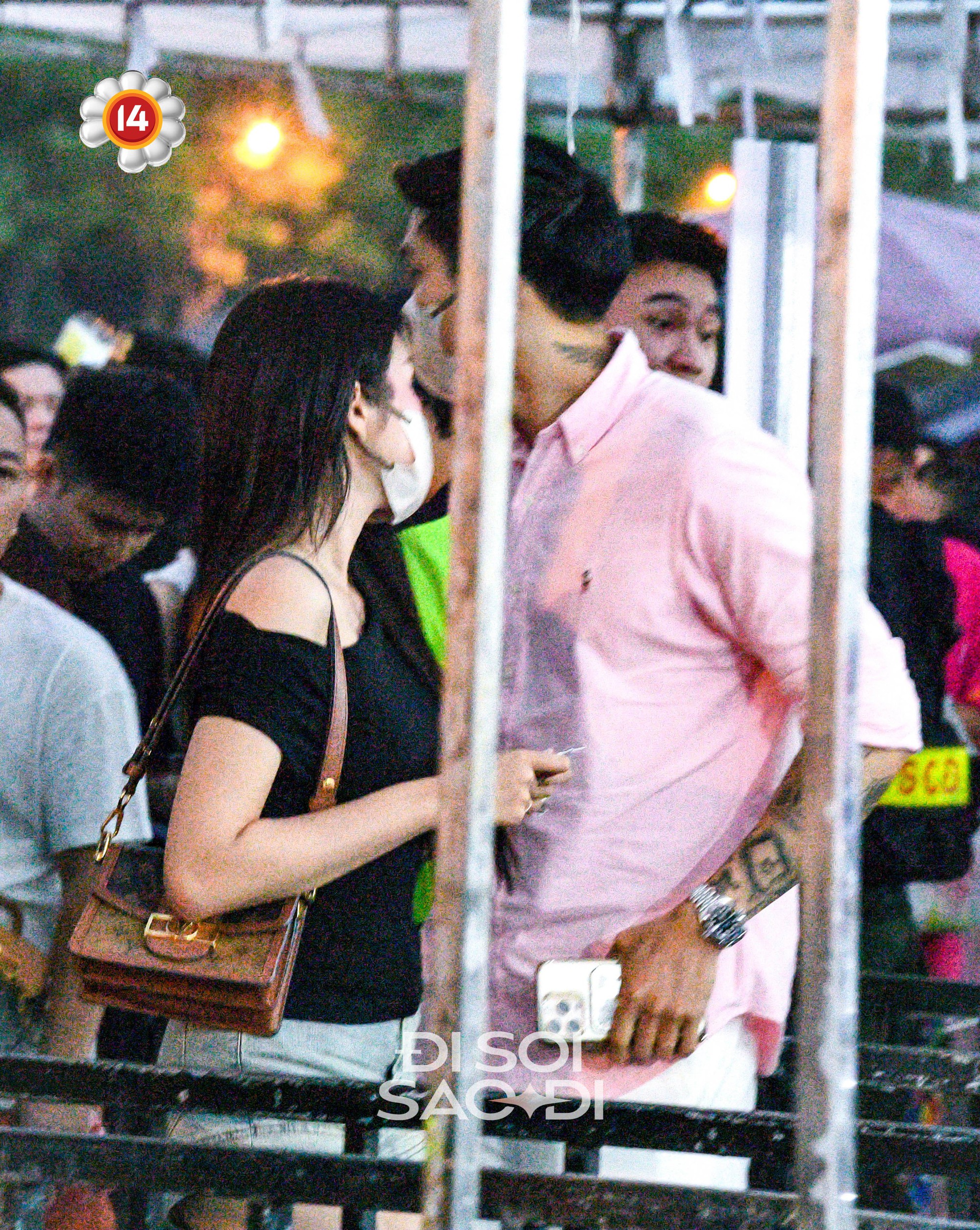 Tóm dính Đoàn Văn Hậu -Doãn Hải My “trốn con” đi xem G-Dragon, đôi chân dài nuột nà của nàng WAG chiếm trọn “spotlight” - Ảnh 3.