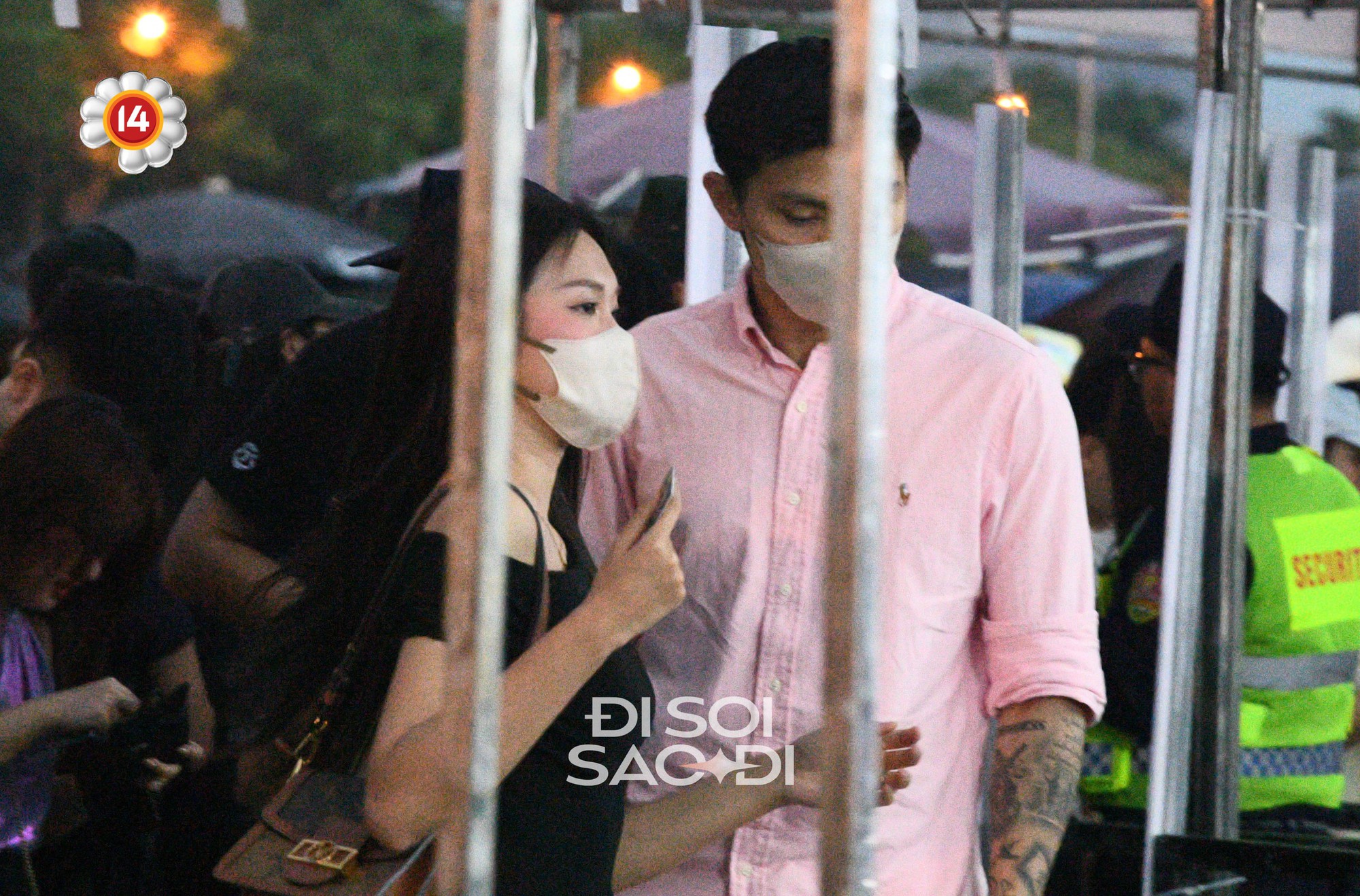 Tóm dính Đoàn Văn Hậu -Doãn Hải My “trốn con” đi xem G-Dragon, đôi chân dài nuột nà của nàng WAG chiếm trọn “spotlight” - Ảnh 2.