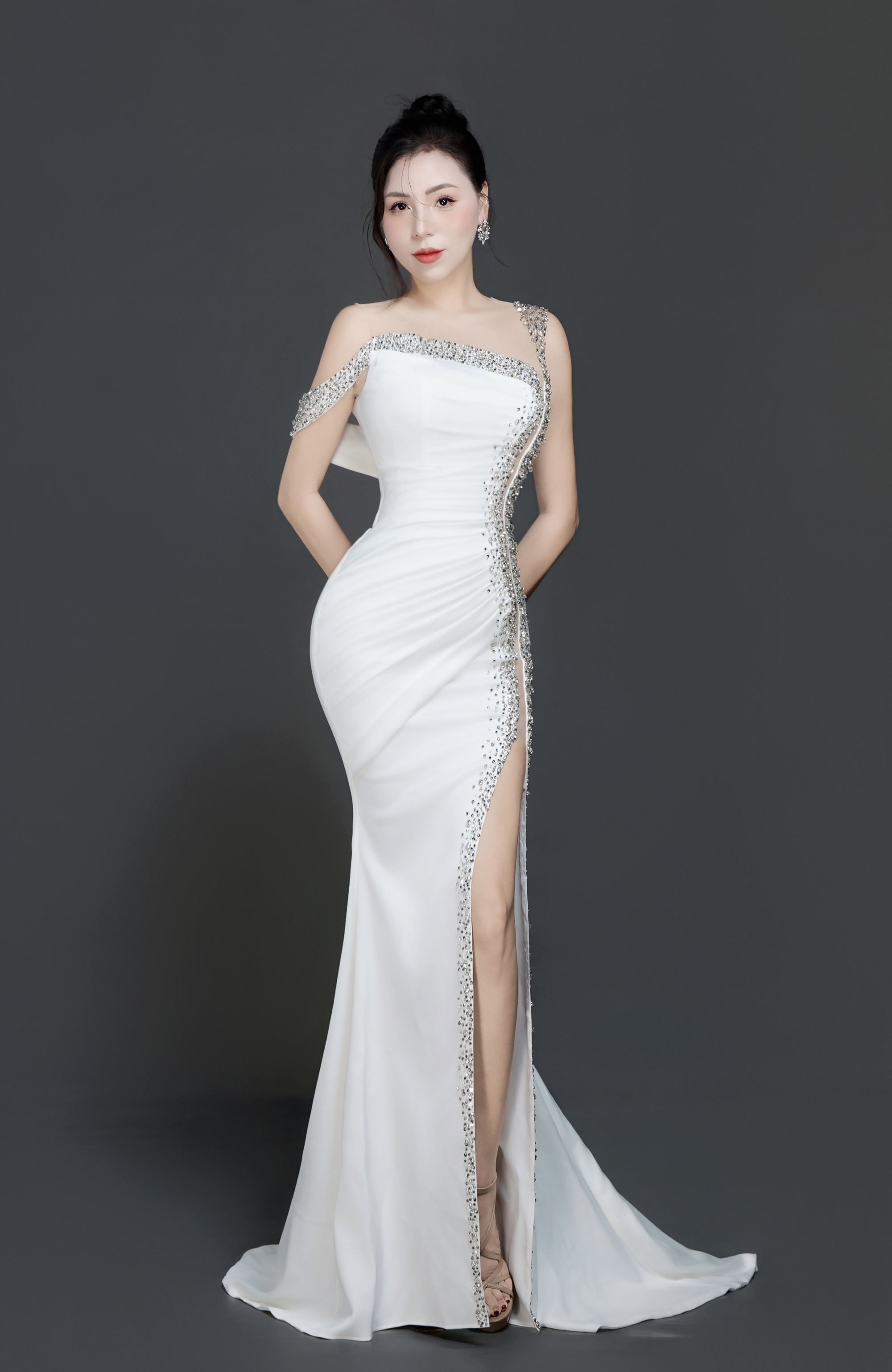 Á hậu Kathy Hương trở lại ấn tượng với "Bản tình ca mùa hạ", khoe chân dài miên man- Ảnh 5. Á hậu Kathy Hương trở lại ấn tượng với "Bản tình ca mùa hạ", khoe chân dài miên man- Ảnh 5.
