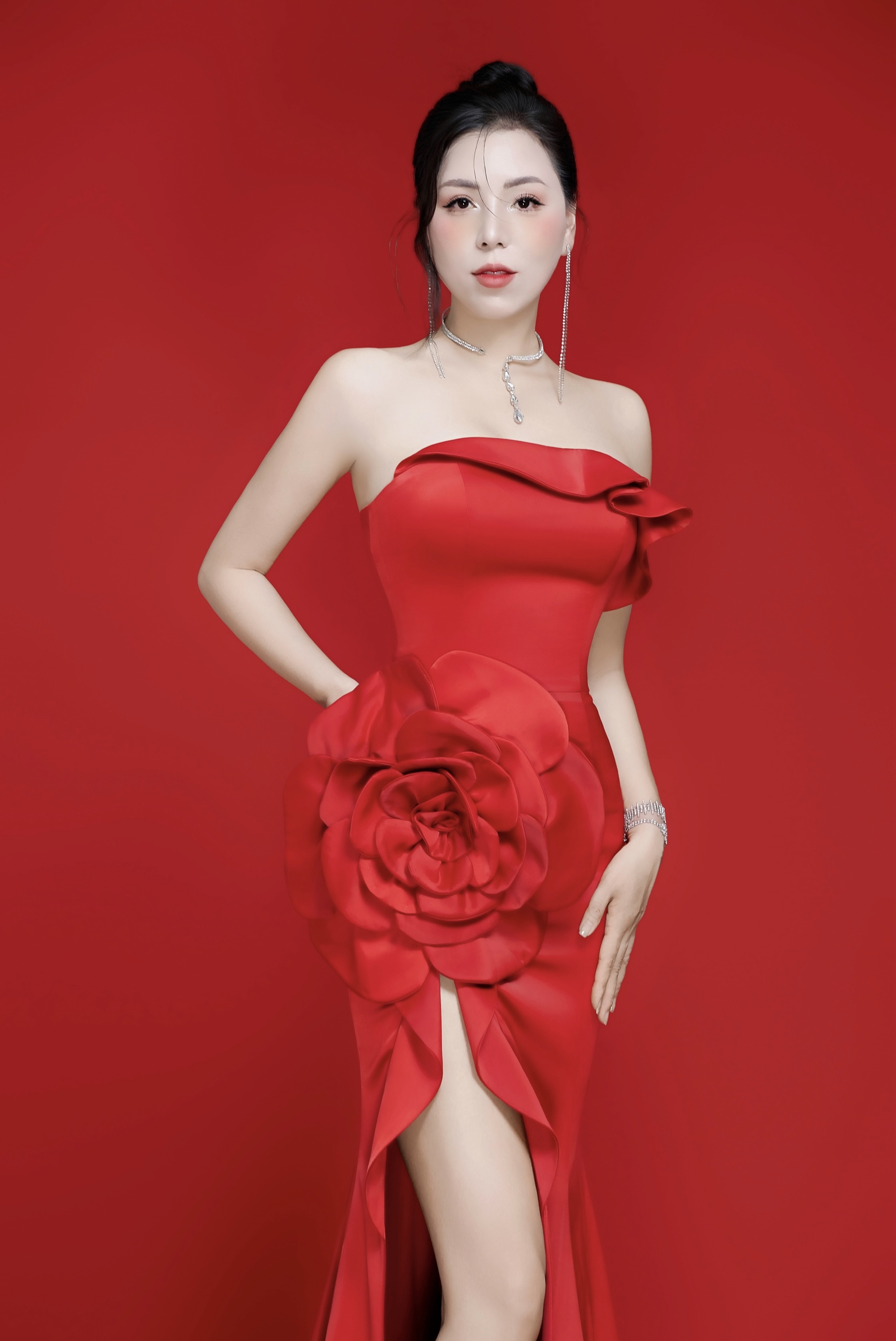 Á hậu Kathy Hương trở lại ấn tượng với "Bản tình ca mùa hạ", khoe chân dài miên man- Ảnh 1. Á hậu Kathy Hương trở lại ấn tượng với "Bản tình ca mùa hạ", khoe chân dài miên man- Ảnh 1.