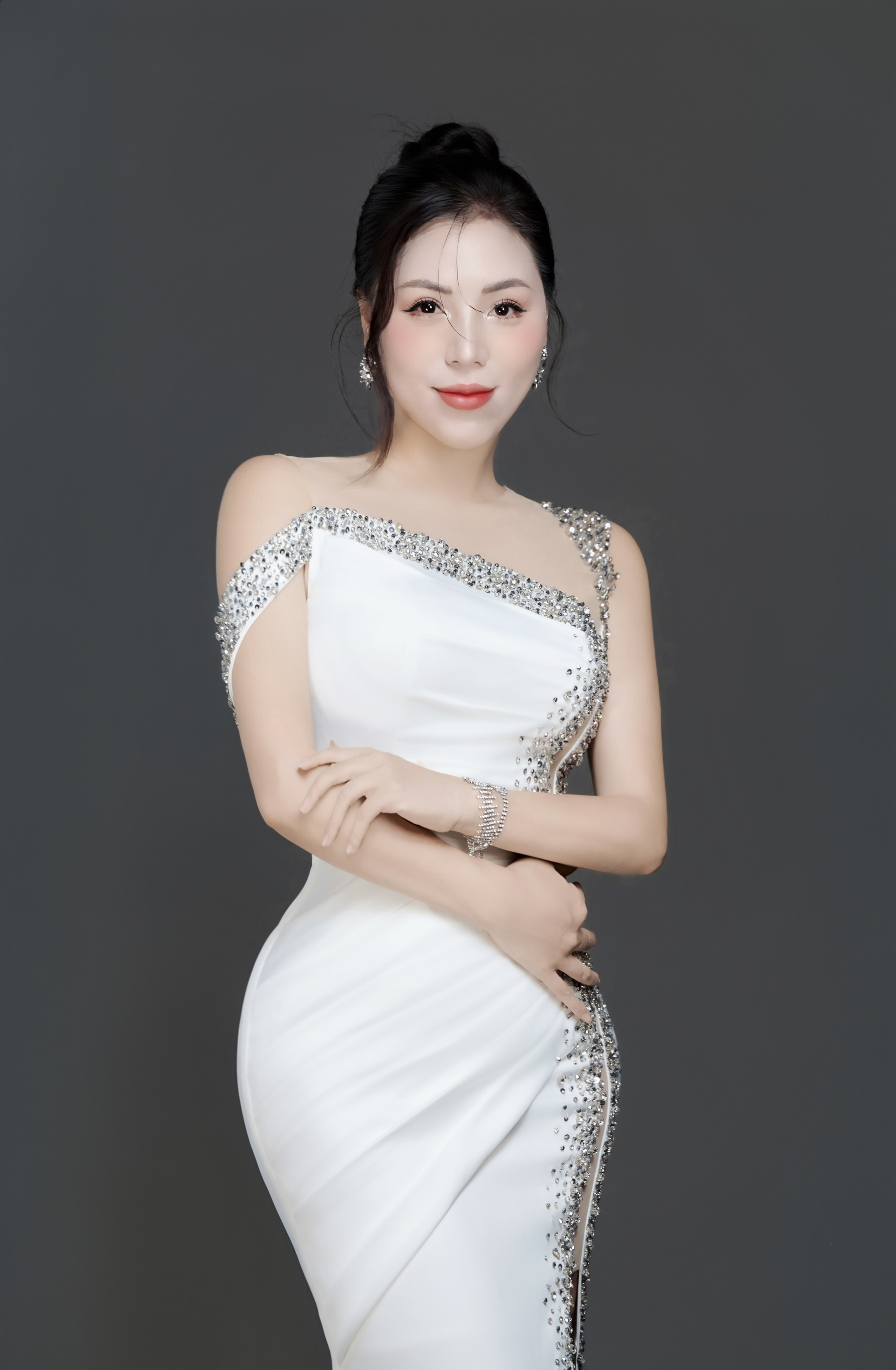 Á hậu Kathy Hương trở lại ấn tượng với "Bản tình ca mùa hạ", khoe chân dài miên man- Ảnh 4. Á hậu Kathy Hương trở lại ấn tượng với "Bản tình ca mùa hạ", khoe chân dài miên man- Ảnh 4.