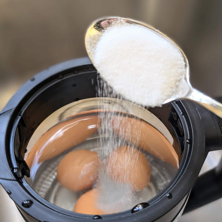 Luộc trứng với giấm và muối ăn có tác dụng gì? - Ảnh 1. Luộc trứng với giấm và muối ăn có tác dụng gì? - Ảnh 1.