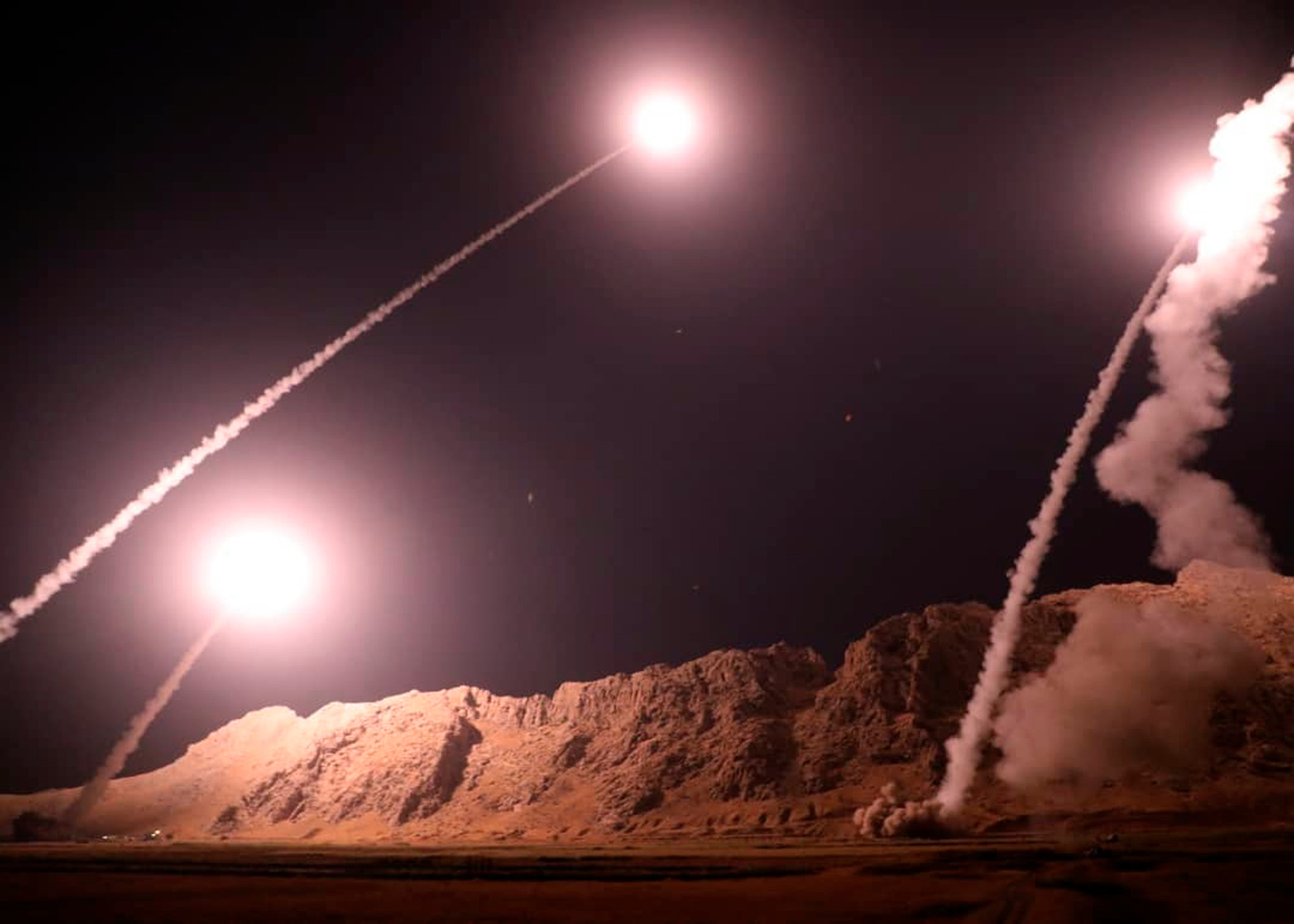 NÓNG: Mỹ tấn công Iran - 30 tên lửa Tomahawk, 14 quả bom xuyên boongke ồ ạt trút - Ảnh 2. NÓNG: Mỹ tấn công Iran - 30 tên lửa Tomahawk, 14 quả bom xuyên boongke ồ ạt trút - Ảnh 2.