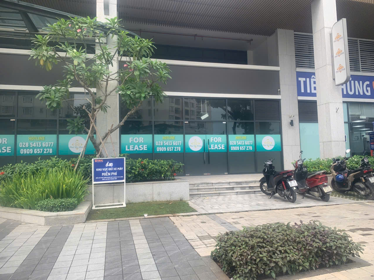 "Phố nh&agrave; gi&agrave;u" Ph&uacute; Mỹ Hưng đ&igrave;u hiu, mặt bằng cho thu&ecirc; treo bảng d&agrave;i ng&agrave;y, vắng người thu&ecirc;- Ảnh 1.