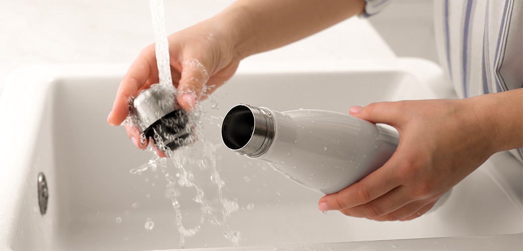 Dùng bình giữ nhiệt mà quên 5 điều này rất dễ "nuôi bệnh trong miệng" lúc nào không hay - Ảnh 1.