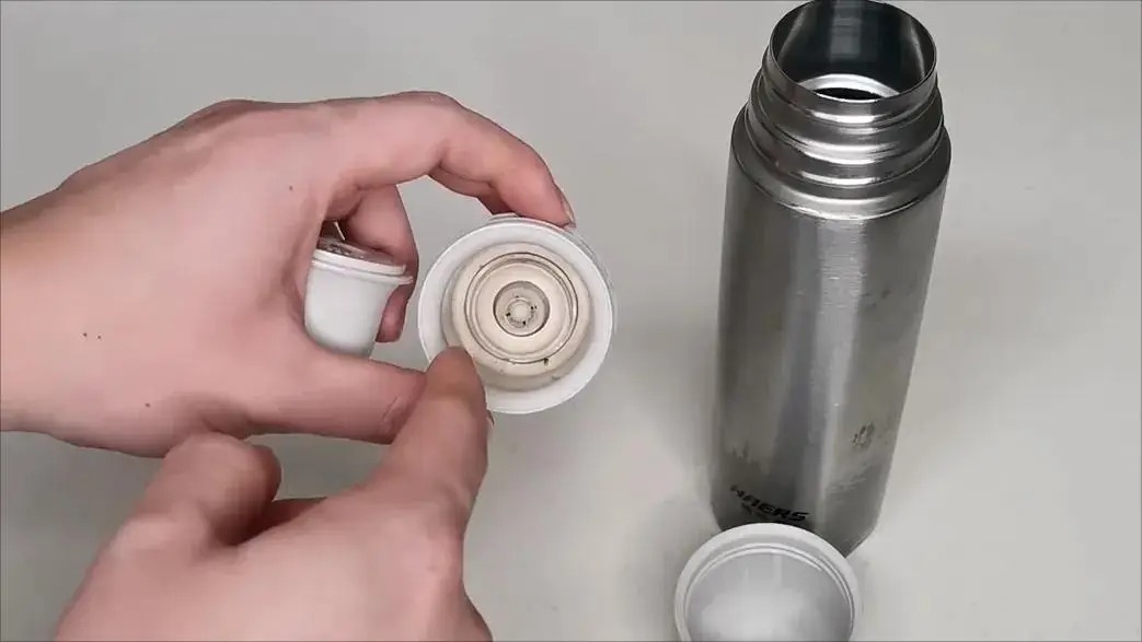 Dùng bình giữ nhiệt mà quên 5 điều này rất dễ "nuôi bệnh trong miệng" lúc nào không hay - Ảnh 4.