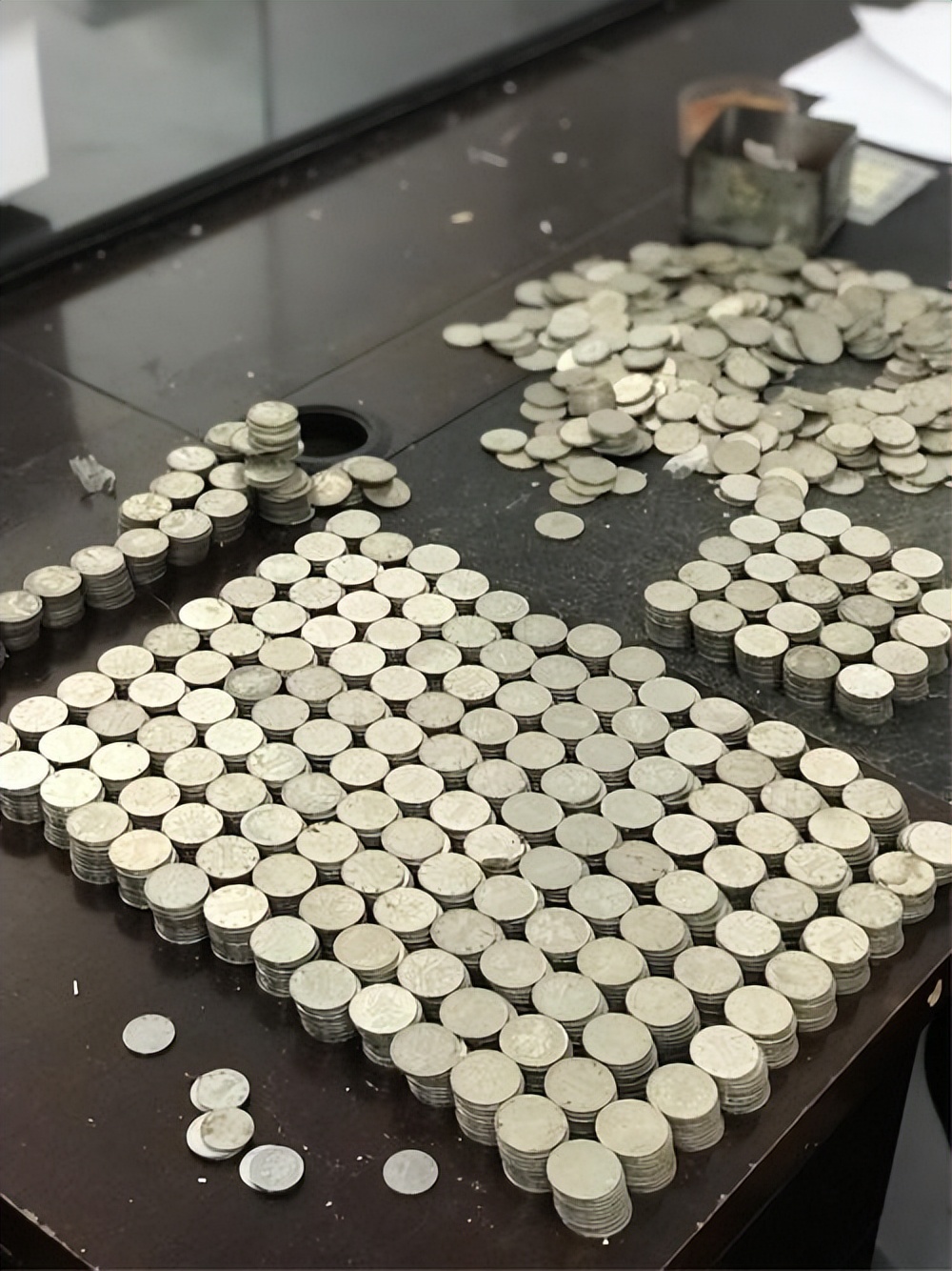 Người phụ nữ gửi 4 tấn tiền đến gửi ngân hàng: Tôi chỉ bán tạp hóa - Ảnh 6.