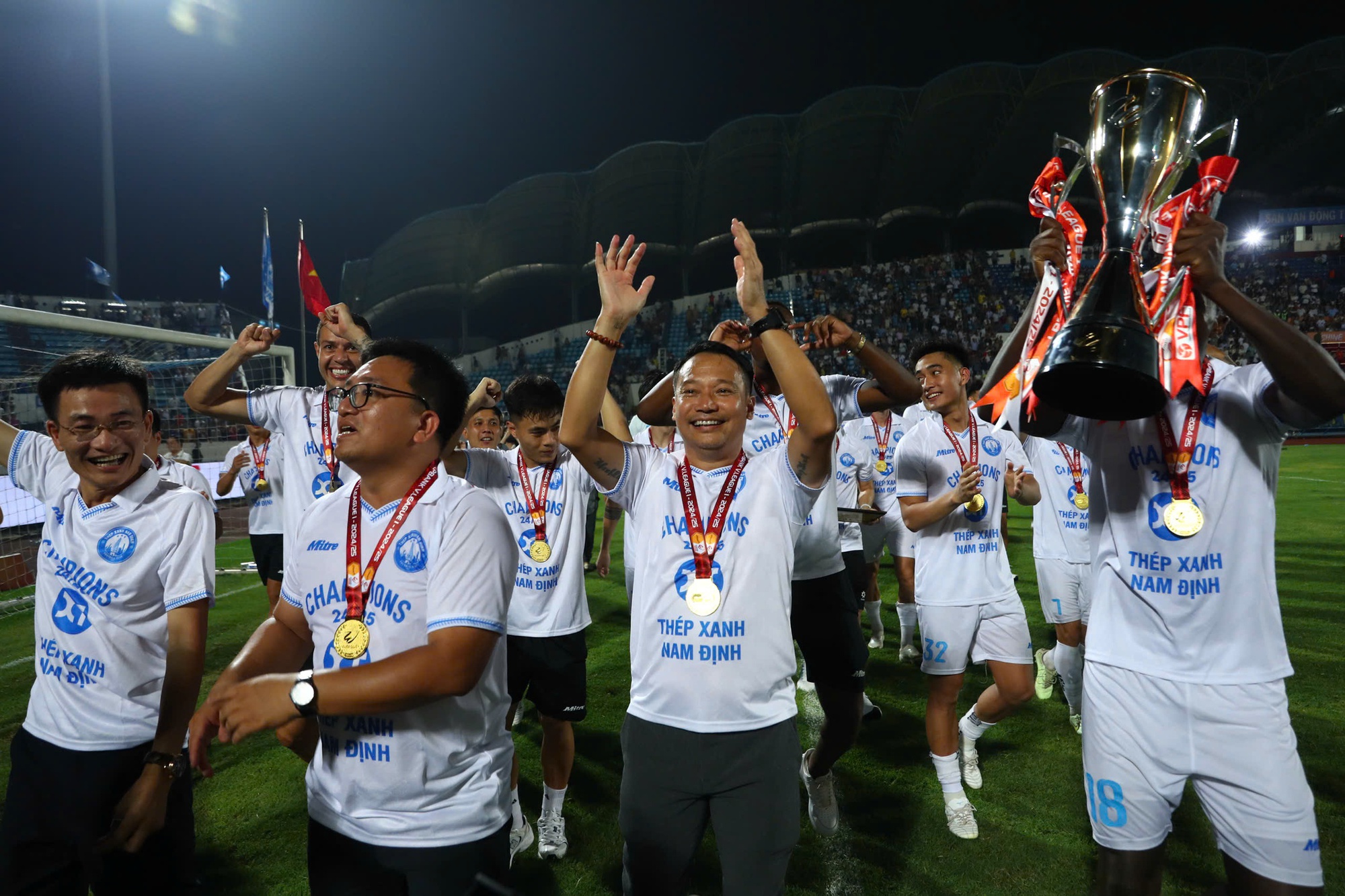 HLV Vũ Hồng Việt tái hôn, cô dâu lộ diện trên SVĐ, nhan sắc BTV giỏi giang của VTV không phải dạng vừa- Ảnh 4.