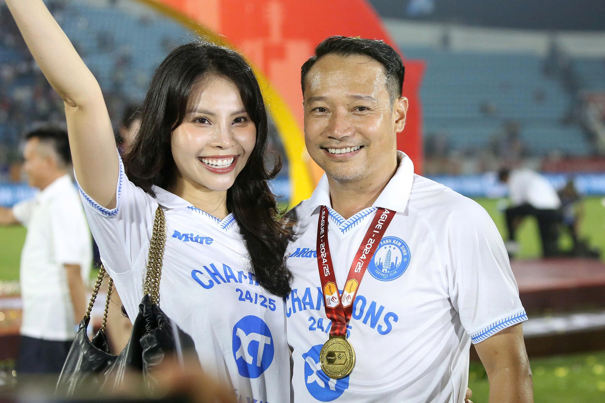 HLV Vũ Hồng Việt tái hôn, cô dâu lộ diện trên SVĐ, nhan sắc BTV giỏi giang của VTV không phải dạng vừa- Ảnh 2.