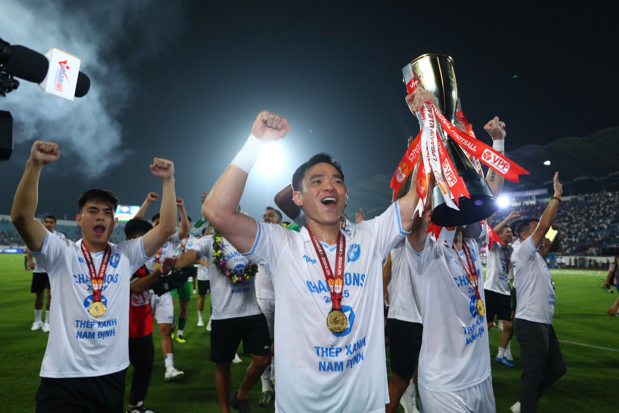 HLV Vũ Hồng Việt tái hôn, cô dâu lộ diện trên SVĐ, nhan sắc BTV giỏi giang của VTV không phải dạng vừa- Ảnh 9.