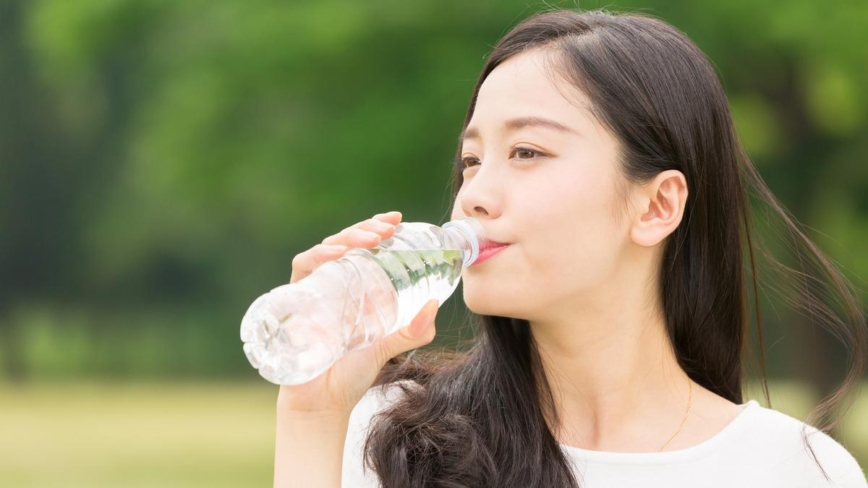Nước ở nhiệt độ phòng hay nước lạnh tốt cho sức khỏe hơn?- Ảnh 1.