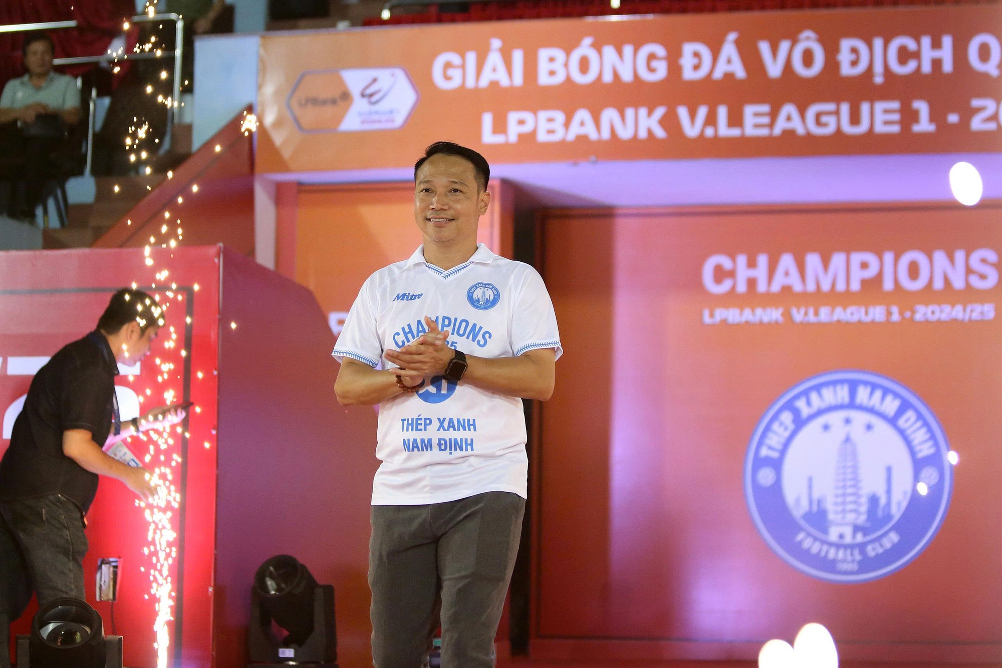 HLV Vũ Hồng Việt tái hôn, cô dâu lộ diện trên SVĐ, nhan sắc BTV giỏi giang của VTV không phải dạng vừa- Ảnh 5.