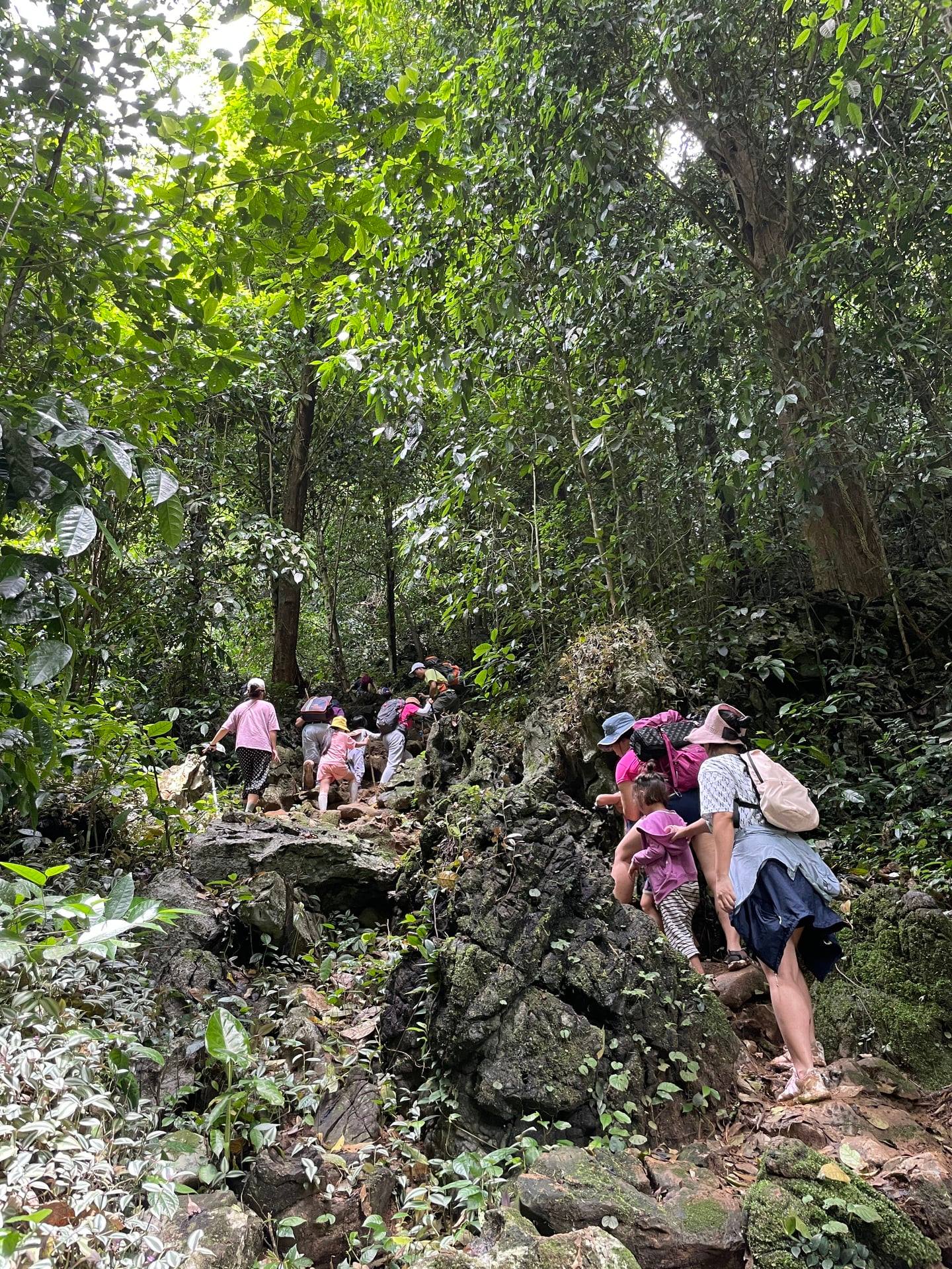 Ngôi làng “bị bỏ quên” ở miền Bắc: Không điện, không đường, nhưng vẫn đón nườm nượp khách ghé thăm - Ảnh 5. Ngôi làng “bị bỏ quên” ở miền Bắc: Không điện, không đường, nhưng vẫn đón nườm nượp khách ghé thăm - Ảnh 5.