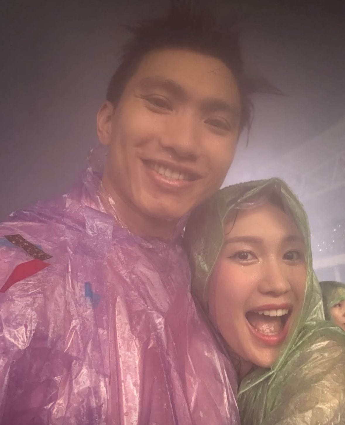 Bắt gặp "bạch nguyệt quang" làng bóng đá ôm say đắm cầu thủ nổi tiếng top đầu Việt Nam, cùng tắm mưa với G-Dragon - Ảnh 1. Bắt gặp "bạch nguyệt quang" làng bóng đá ôm say đắm cầu thủ nổi tiếng top đầu Việt Nam, cùng tắm mưa với G-Dragon - Ảnh 1.