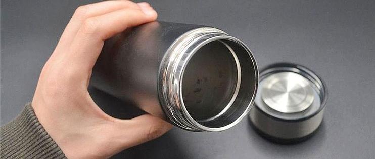 Dùng bình giữ nhiệt mà quên 5 điều này rất dễ "nuôi bệnh trong miệng" lúc nào không hay - Ảnh 2.