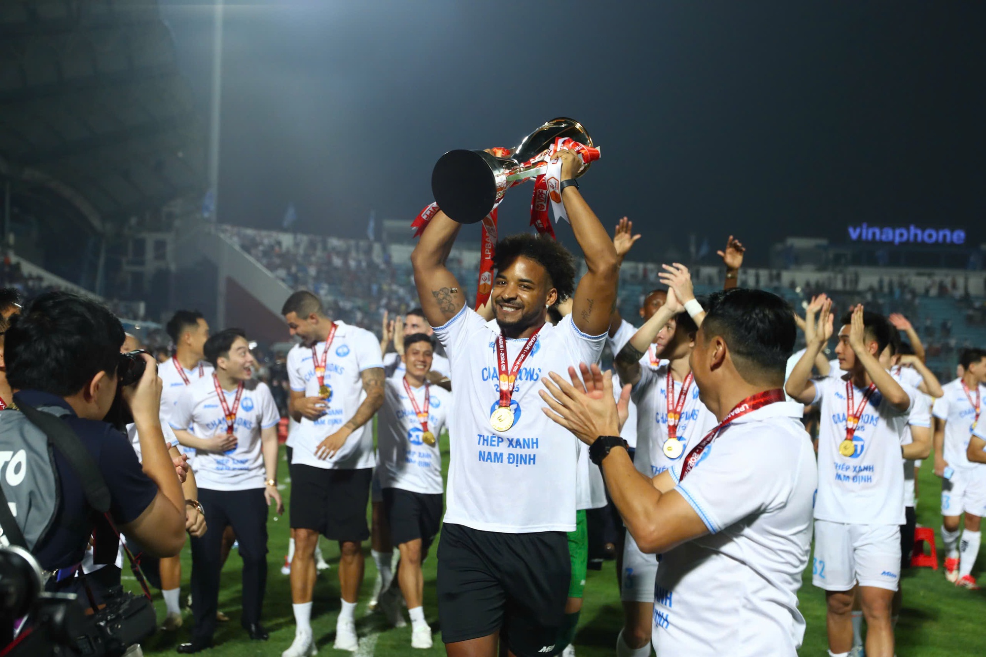 HLV Vũ Hồng Việt tái hôn, cô dâu lộ diện trên SVĐ, nhan sắc BTV giỏi giang của VTV không phải dạng vừa- Ảnh 7.