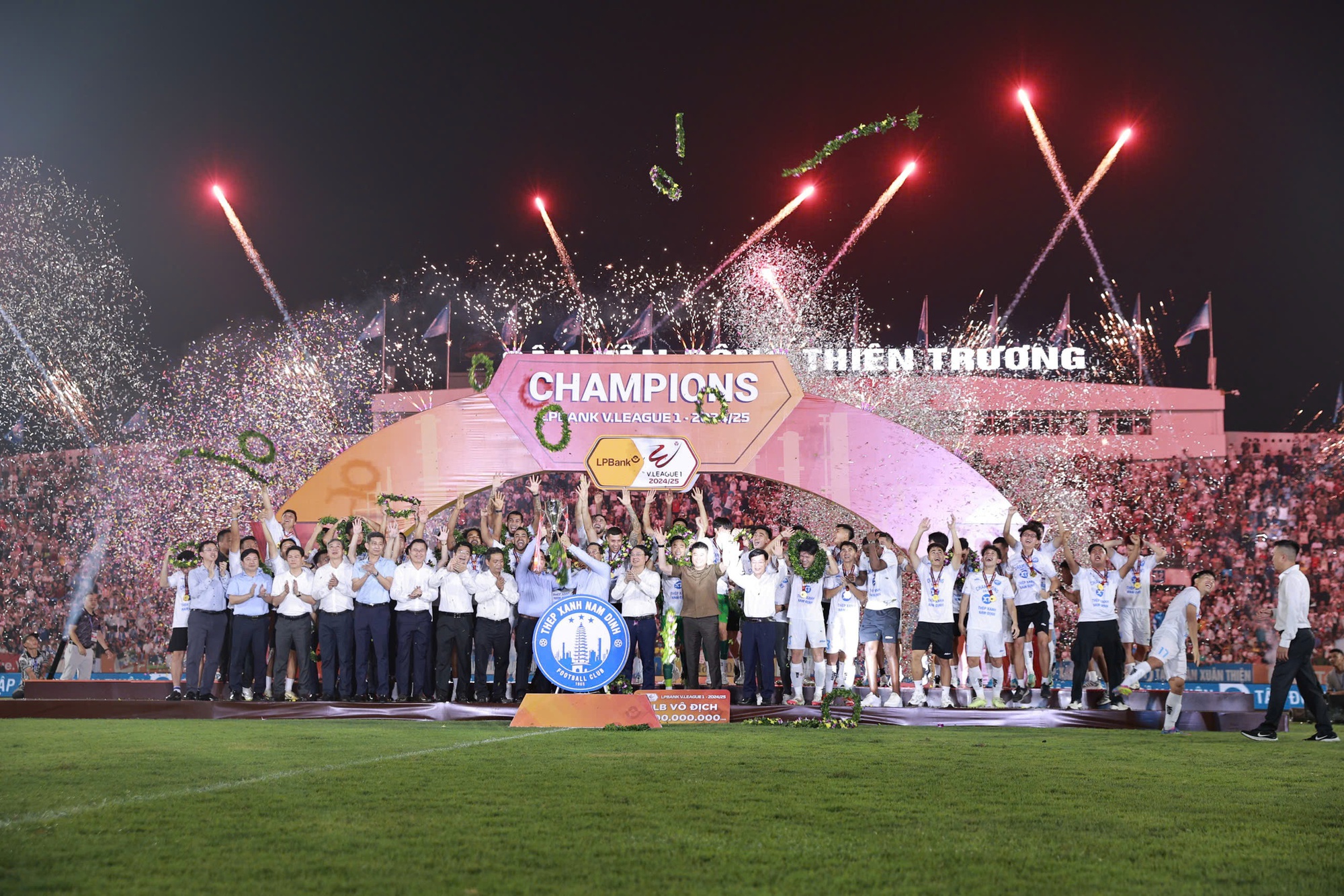 HLV Vũ Hồng Việt tái hôn, cô dâu lộ diện trên SVĐ, nhan sắc BTV giỏi giang của VTV không phải dạng vừa- Ảnh 10.