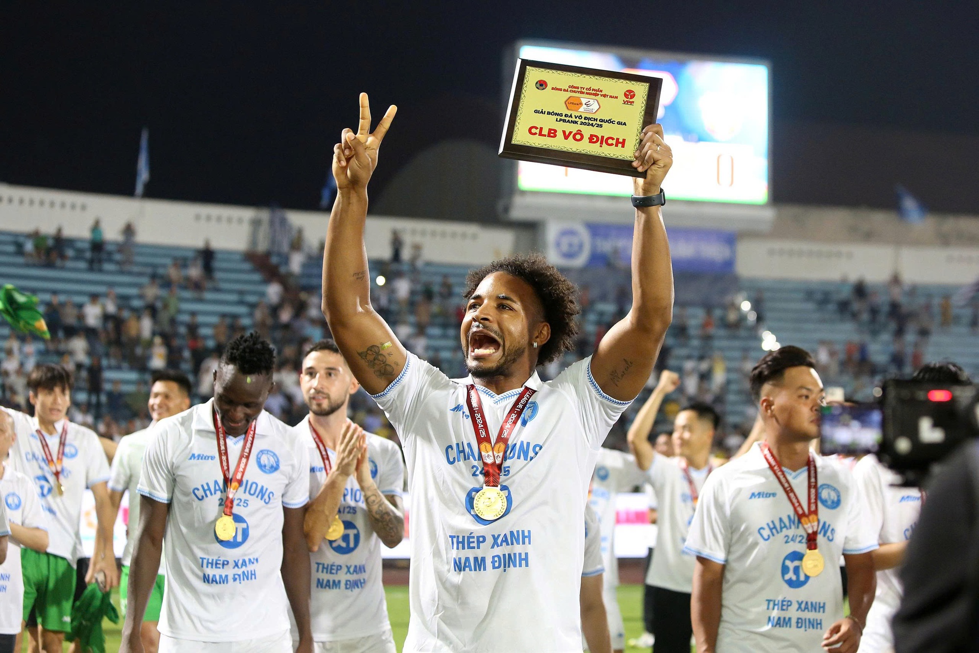 HLV Vũ Hồng Việt tái hôn, cô dâu lộ diện trên SVĐ, nhan sắc BTV giỏi giang của VTV không phải dạng vừa- Ảnh 6.