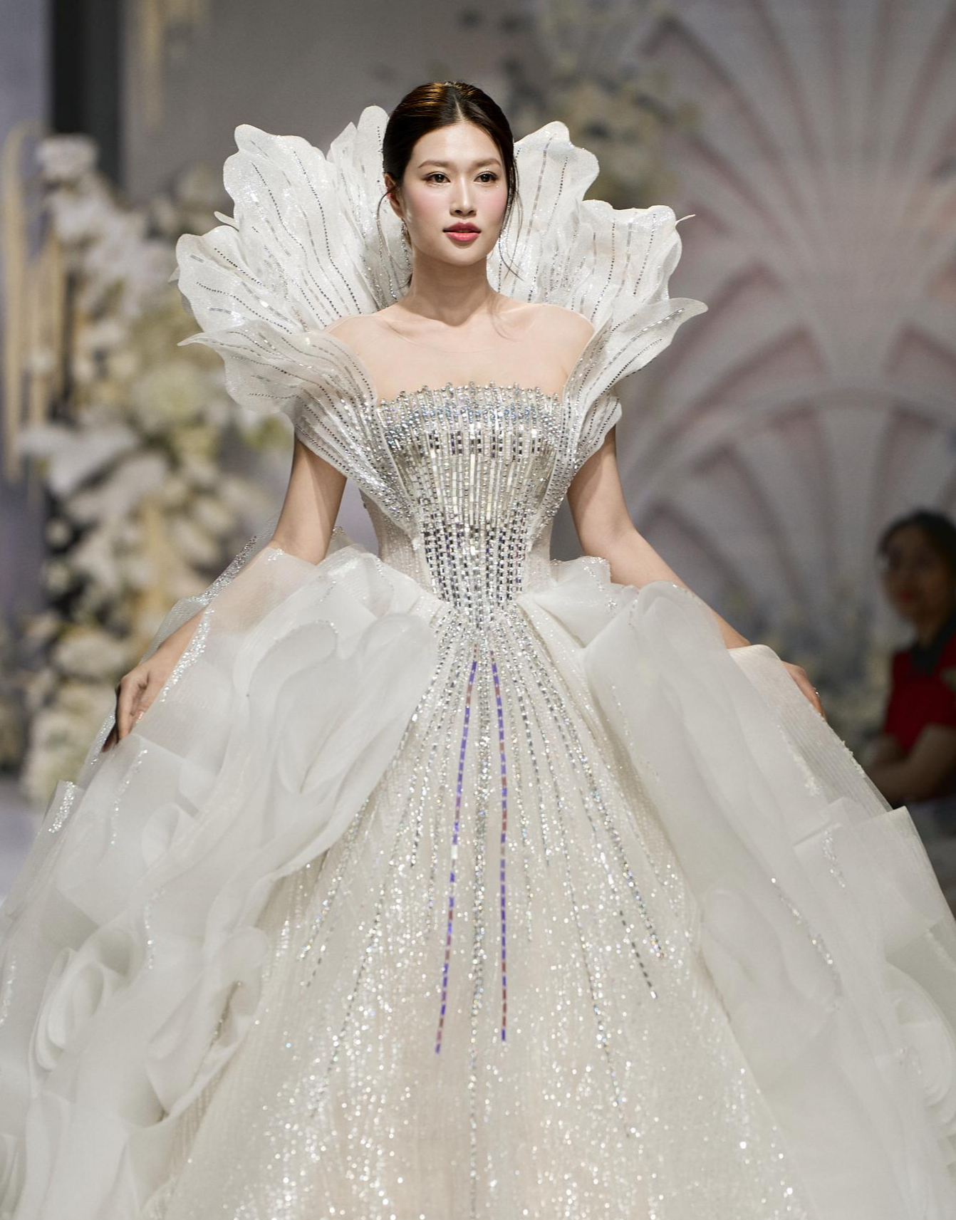 Hoa hậu Đoàn Thiên Ân làm cô dâu xinh đẹp trong show diễn của NTK Kim Anh Lê- Ảnh 4.