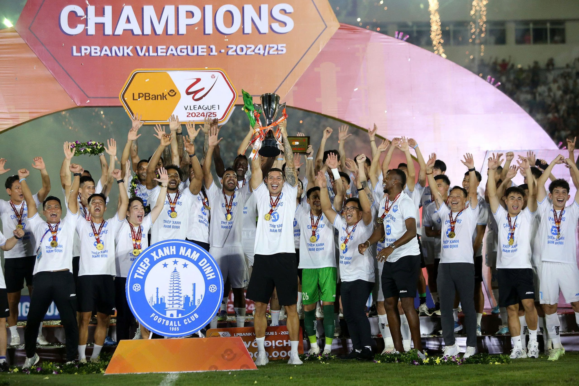 HLV Vũ Hồng Việt tái hôn, cô dâu lộ diện trên SVĐ, nhan sắc BTV giỏi giang của VTV không phải dạng vừa- Ảnh 1.