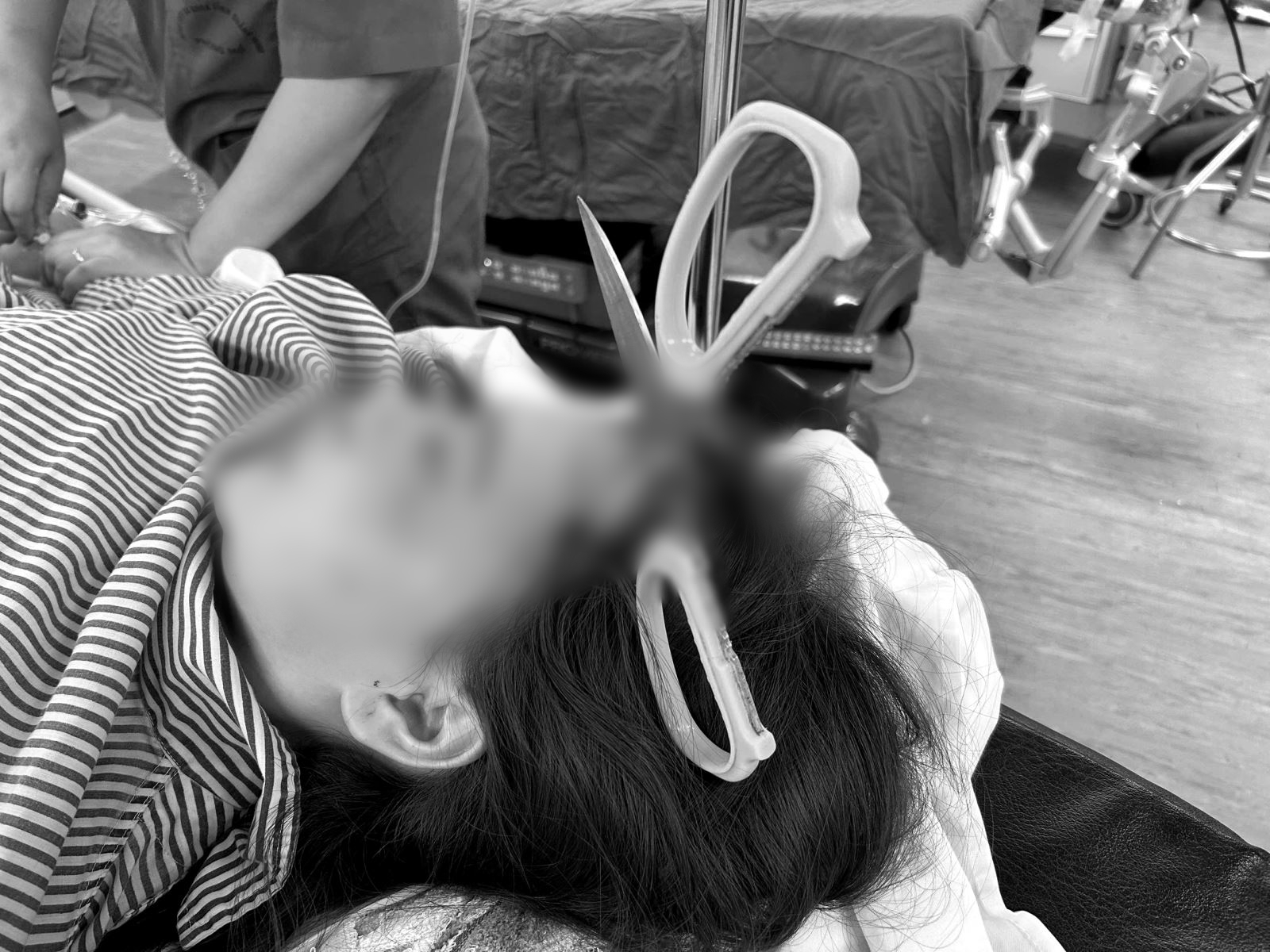 Kinh h&atilde;i c&ocirc; g&aacute;i 25 tuổi ở Quảng Ninh nhập viện với chiếc k&eacute;o sắc nhọn đ&acirc;m xuy&ecirc;n sọ n&atilde;o- Ảnh 1.