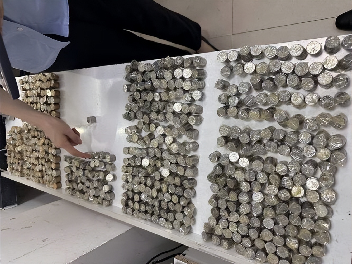 Người phụ nữ gửi 4 tấn tiền đến gửi ngân hàng: Tôi chỉ bán tạp hóa - Ảnh 5.