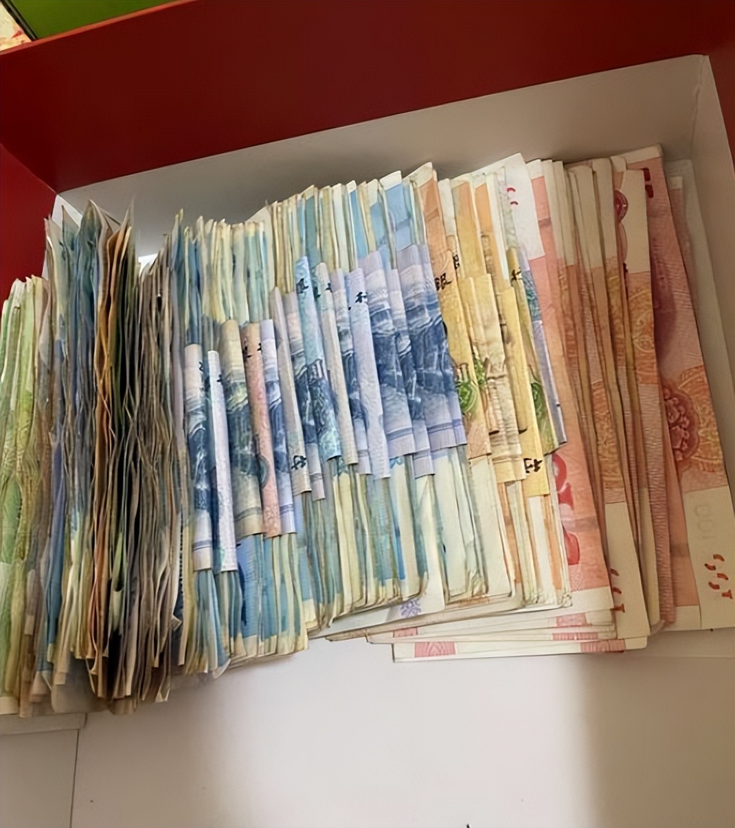 Người phụ nữ gửi 4 tấn tiền đến gửi ngân hàng: Tôi chỉ bán tạp hóa - Ảnh 3.