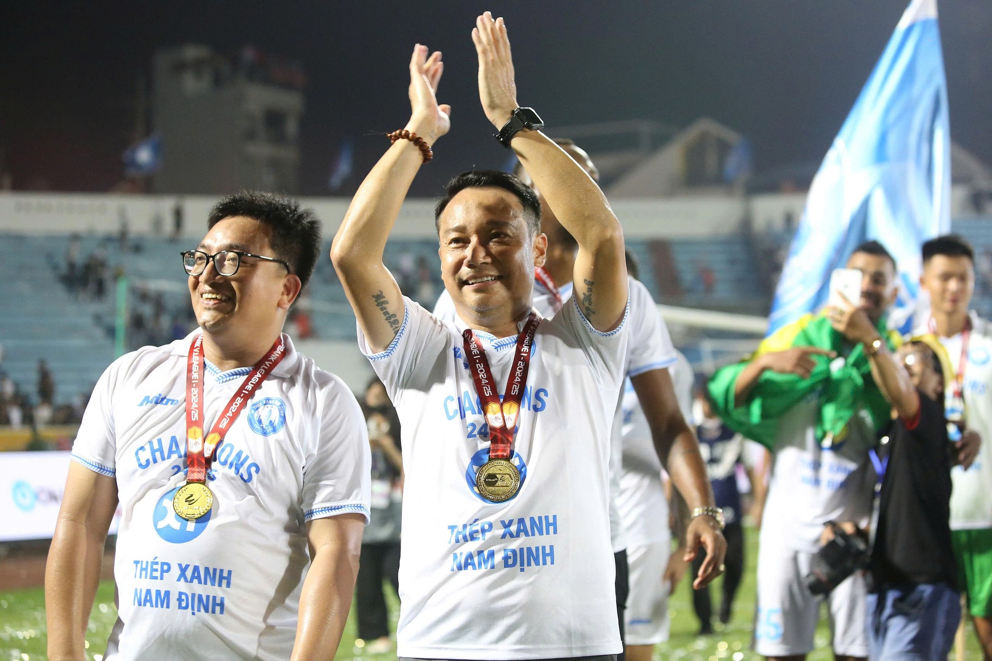 HLV Vũ Hồng Việt tái hôn, cô dâu lộ diện trên SVĐ, nhan sắc BTV giỏi giang của VTV không phải dạng vừa- Ảnh 3.