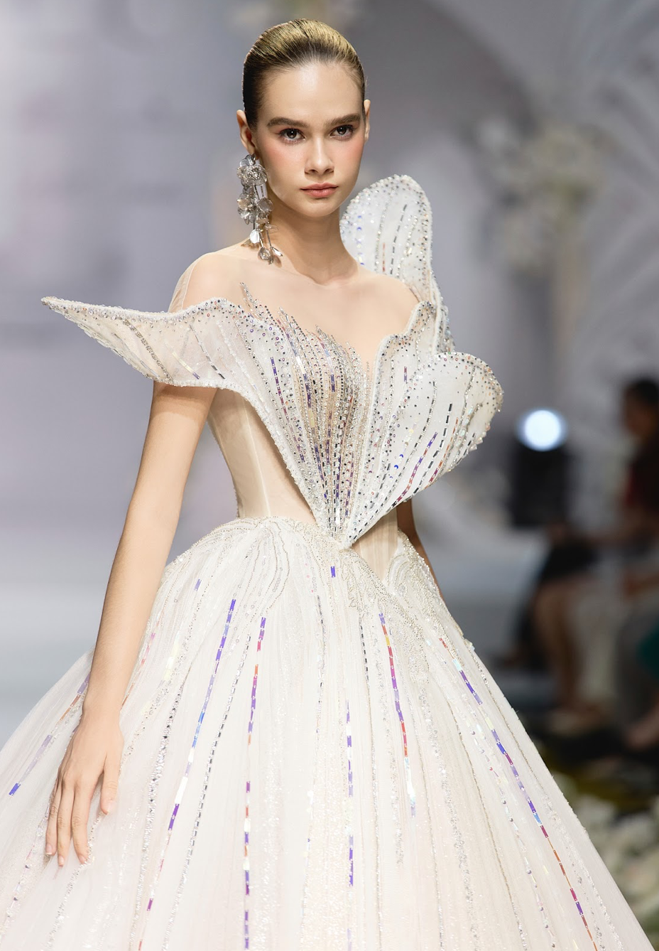 Hoa hậu Đoàn Thiên Ân làm cô dâu xinh đẹp trong show diễn của NTK Kim Anh Lê- Ảnh 9.