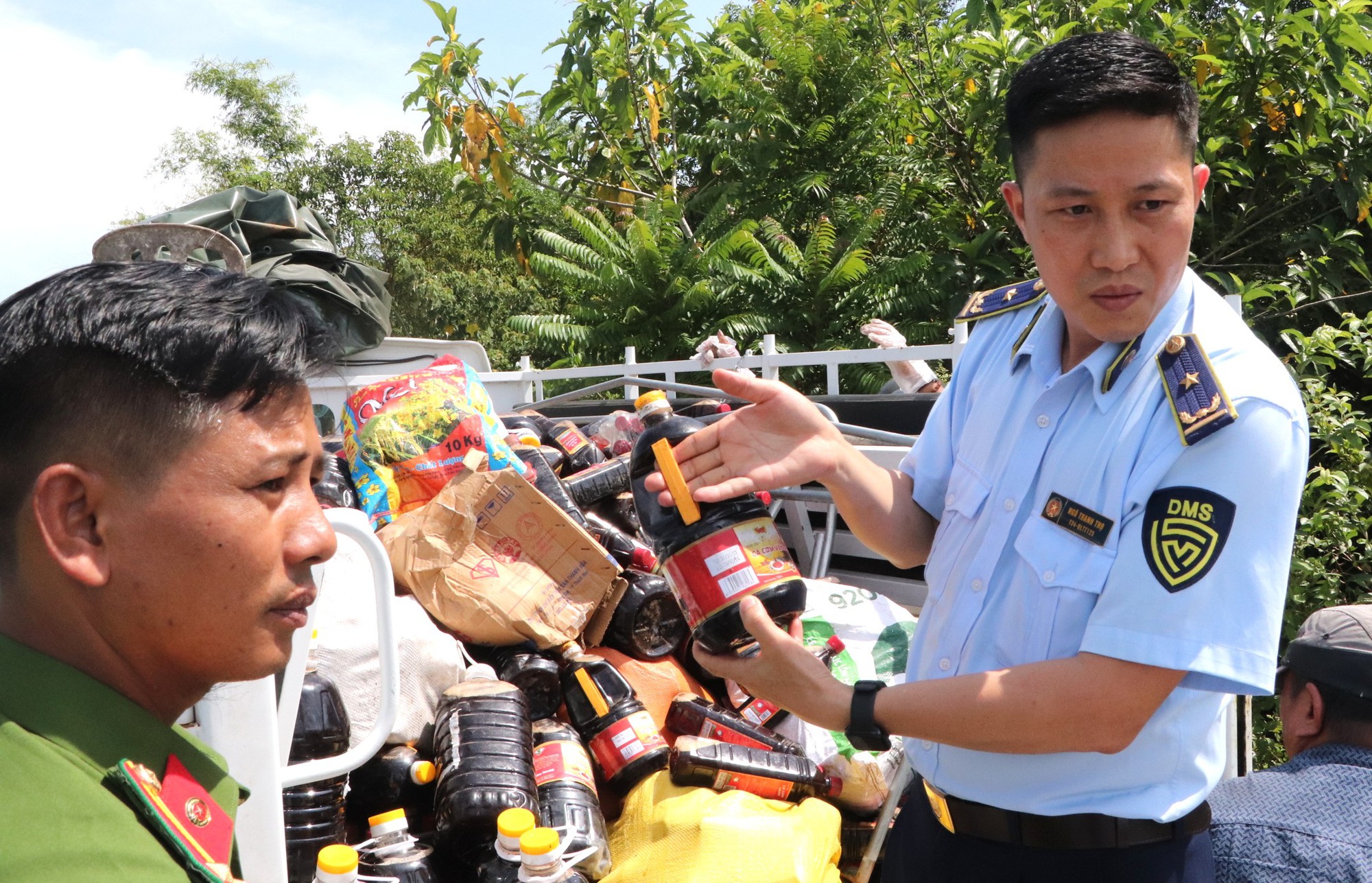 Xác định được người thuê đem đổ cả ngàn chai nước mắm ở Quảng Nam - Ảnh 3.