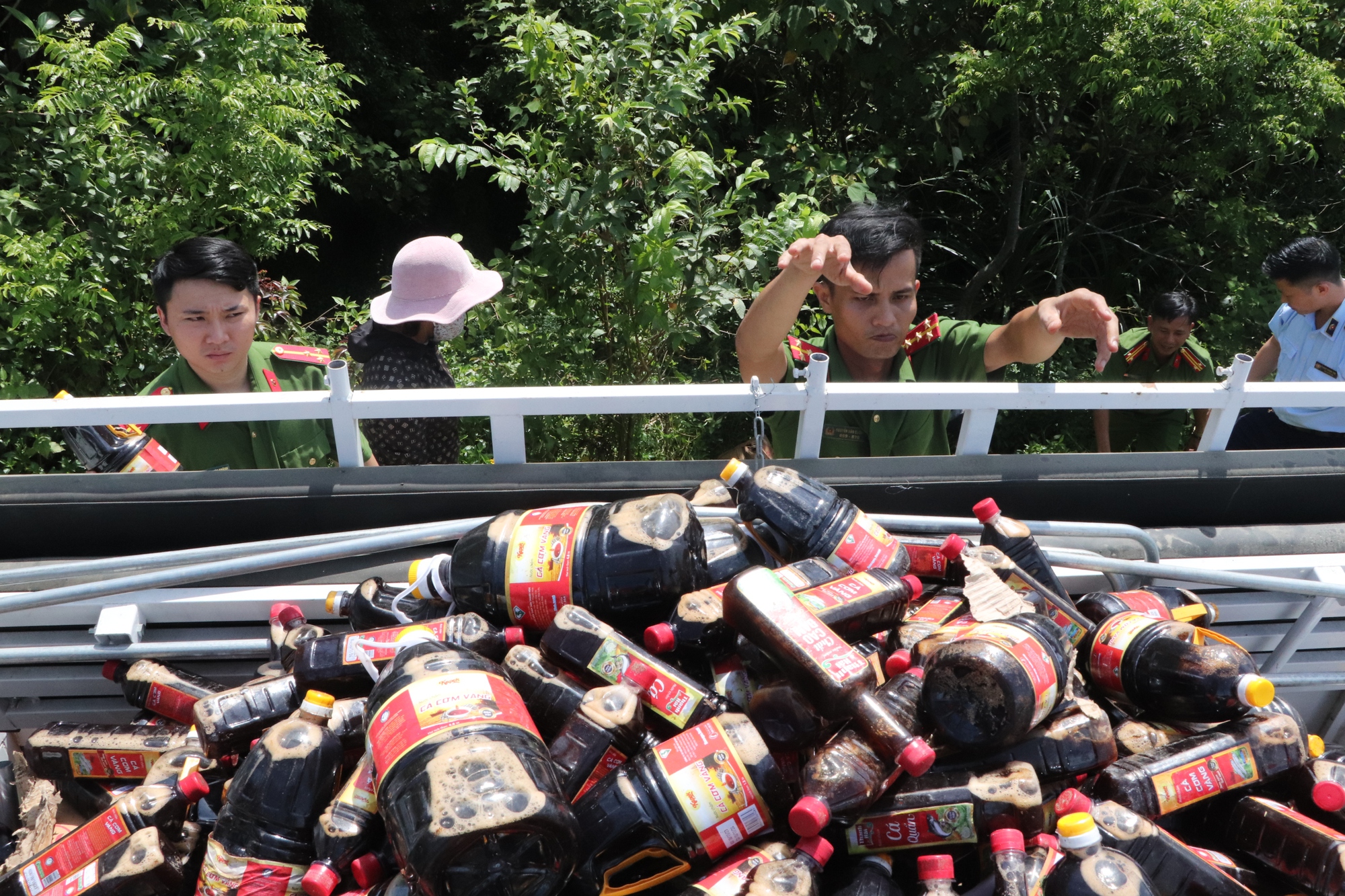 Xác định được người thuê đem đổ cả ngàn chai nước mắm ở Quảng Nam - Ảnh 1.