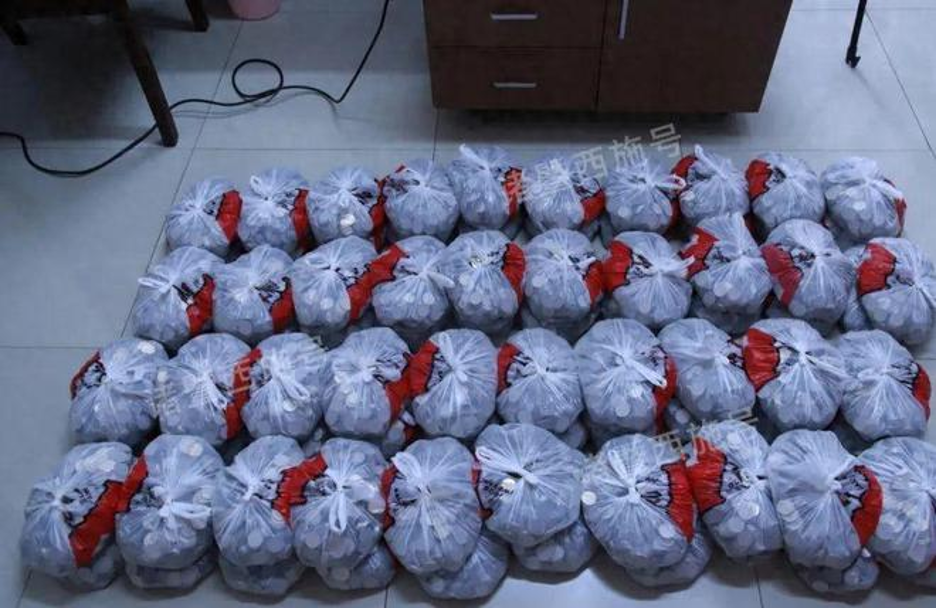 Người phụ nữ gửi 4 tấn tiền đến gửi ngân hàng: Tôi chỉ bán tạp hóa - Ảnh 4.