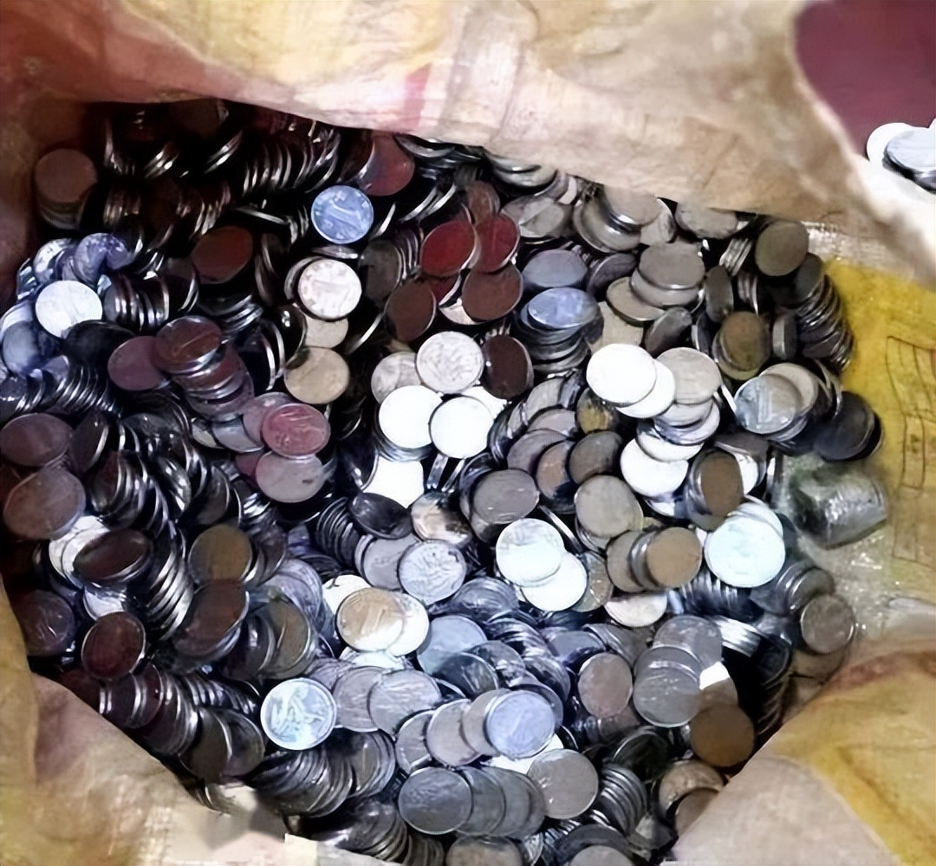 Người phụ nữ gửi 4 tấn tiền đến gửi ngân hàng: Tôi chỉ bán tạp hóa - Ảnh 2.