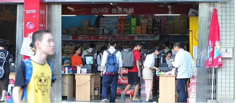 Người phụ nữ gửi 4 tấn tiền đến gửi ngân hàng: Tôi chỉ bán tạp hóa - Ảnh 1.