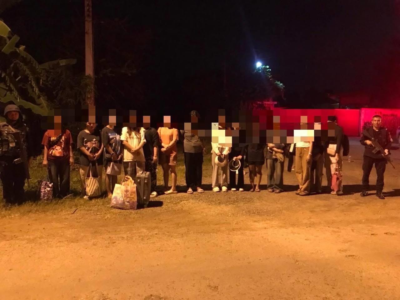 Súng nổ, cảnh sát bị thương, biên giới đóng cửa: Căng thẳng biên giới Thái Lan và Campuchia ngày càng leo thang