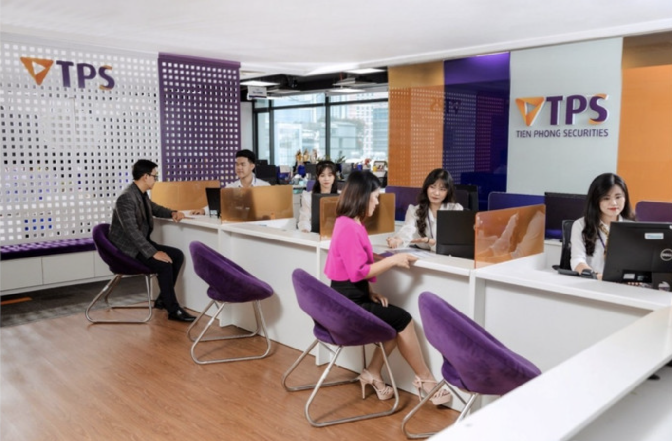 Cả ba lãnh đạo Công ty chứng khoán Tiên Phong từ nhiệm trong 1 ngày, vì sao vậy? - Ảnh 1.