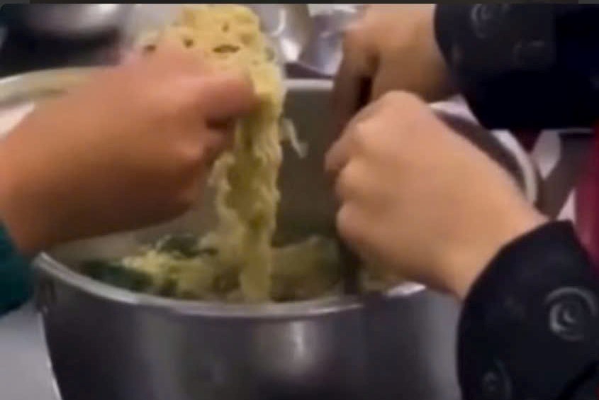 Thông tin mới vụ 11 học sinh ăn 2 gói mì tôm chan cơm- Ảnh 3.