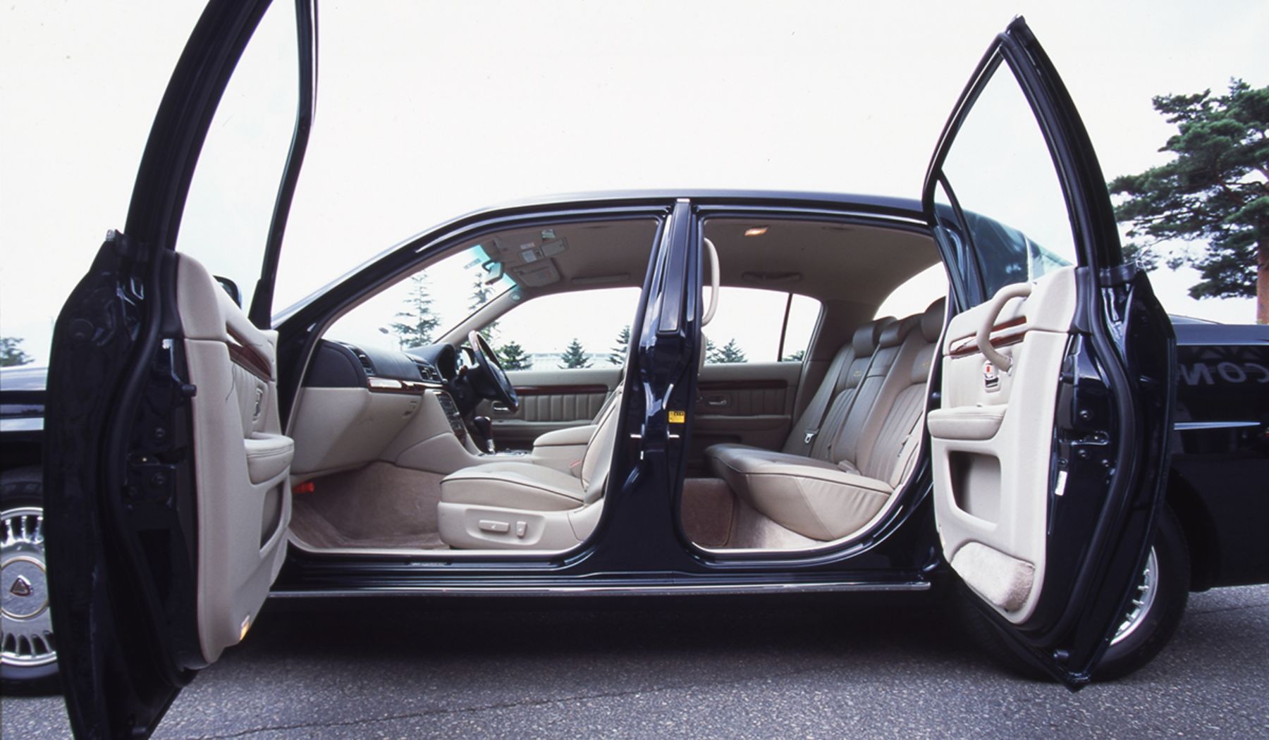 Đây là chiếc Toyota đặc biệt mà không nhiều người biết: Sản xuất năm 2000 nhưng thiết kế hoài cổ, cửa mở ngược như Rolls-Royce, có chi tiết giống 911 Targa, động cơ lấy từ Lexus - Ảnh 3.
