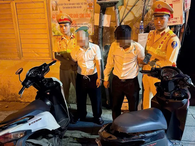 Lật tẩy hai đối tượng áo trắng sơ vin trộm cắp xe máy tại Hà Nội - Ảnh 1.