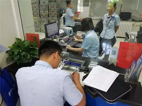 Nam thanh niên sinh năm 2000 bị bắt vì trộm thẻ tín dụng, thực hiện 120 chuyến du lịch - Ảnh 1.