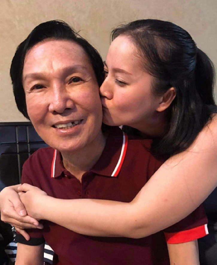 Con gái cố NSƯT Vũ Linh: "Ba đang nằm cũng bật dậy lao xuống lầu"- Ảnh 1. Con gái cố NSƯT Vũ Linh: "Ba đang nằm cũng bật dậy lao xuống lầu"- Ảnh 1.
